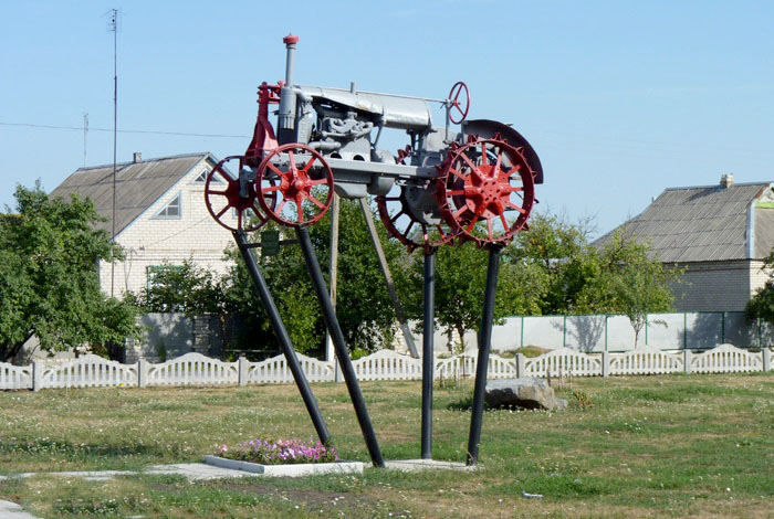 Пам’ятник на честь перших трактористів у с. Личкове